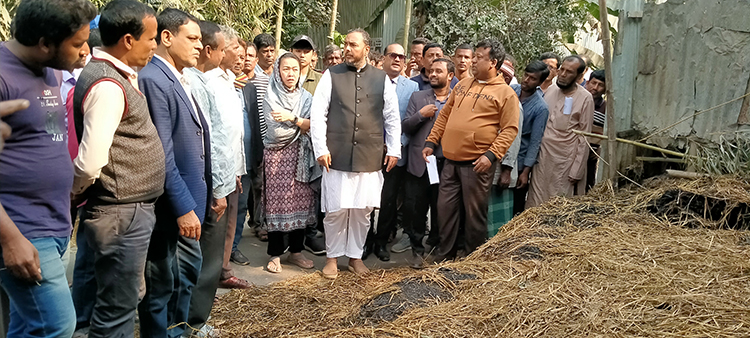 খড়ের গাদায় আগুন পরিদর্শনে এমপি 